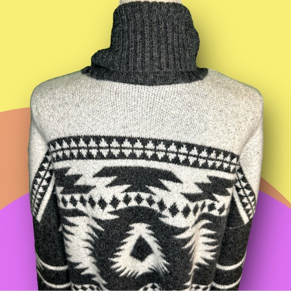 Plus Size Women’s Gray/White Fuzzy Shawl Collar Aztec Print Open Front Cardigan - Picture 9 of 11